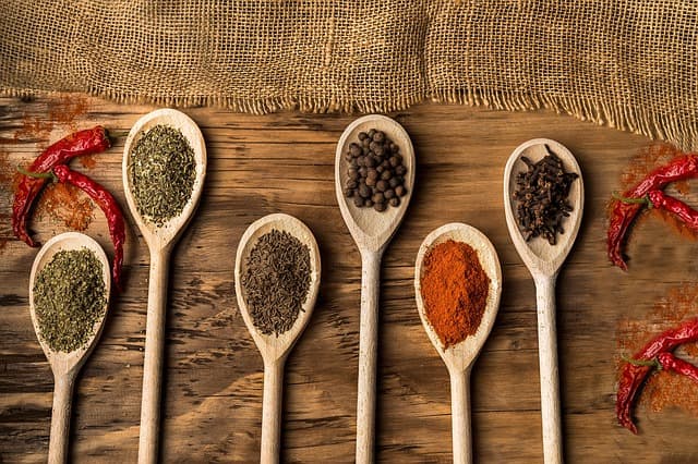 Les Épices Indispensables en Cuisine Paléo : Bienfaits et Utilisations